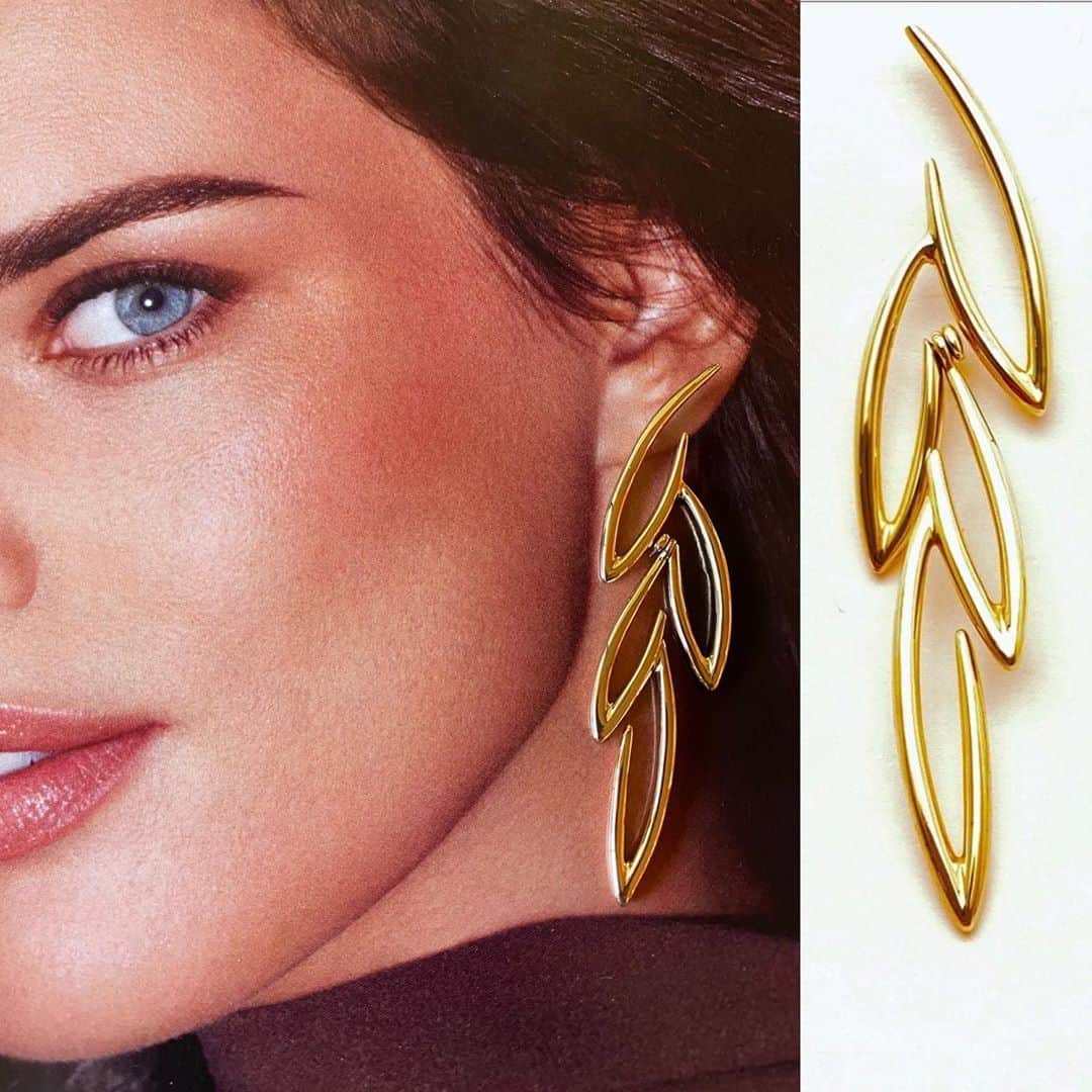 ホアキンベラオのインスタグラム：「Pendientes de oro y de plata, largos con movimiento ligeros fáciles de llevar , tú eliges」