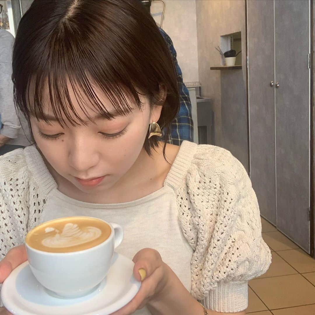 日浦ももさんのインスタグラム写真 - (日浦ももInstagram)「母とモーニングに行ってきました☕️🤍 いつもはブラックの☕️を飲むんだけど、ヘーゼルナッツラテっていう最強ワードに惹かれて飲んじゃった😂 めちゃくちゃ美味しかった〜〜〜 みなさんはモーニング行かれますか？？ わたしはコメダも好きだなあ❣️ . . . #広島カフェ#モーニング#ヘーゼルナッツラテ#カフェ巡り#ミスコン#ミス駒澤#サロモ#サロモ募集#ポートレート#被写体」9月30日 9時14分 - uka_momose