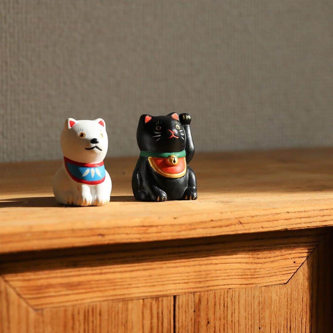 中川政七商店さんのインスタグラム写真 - (中川政七商店Instagram)「「犬好きと猫好きに贈る、愛すべきおみくじ。」﻿ ﻿ 犬も猫も、どちらも昔から日本の暮らしに欠かせない相棒。﻿ 忠犬に招き猫と、縁起のいい象徴でもあります。﻿ ﻿ 陶製の人形に見えるこちらは、そんなおめでたい犬猫をかたどったおみくじ。﻿ ﻿ けなげにご主人様を慕う和犬をモチーフにした犬の中には、「さすがご主人！絶好調　恐れるものは何もなし　ワンダフルな一日です」など、忠犬らしいメッセージのおみくじが入っています。﻿ 犬派の方には、狛犬のように白・茶2匹揃えて「魔除けの番犬」として飾っていただくのもおすすめです。﻿ ﻿ 右手を挙げているオスの白猫は金運を招くといわれ、﻿ 左手を挙げているメスの黒猫は人を招くとされています。﻿ 大吉、中吉、小吉、吉、末吉の5種類いずれかのおみくじが入っていて、猫にちなんだ遊び心のある言葉で書かれています。﻿ ﻿ 見ているだけで心が和むような、頼もしい存在です。﻿ ﻿ ▶︎忠犬みくじ／¥495﻿ ▶︎福招き猫みくじ／¥440﻿ ﻿ 🦌お買い物はプロフィールリンクまたは画像をタップ。@nakagawamasa7 ﻿ ﻿ #暮らしの道具 #japaneseculture #japanesestyle #nakagawamasashichi #おみくじ #みくじ #おみくじ大吉 #運試し #犬 #犬好きな人と繋がりたい #犬と猫 #犬と猫のいる暮らし #犬グッズ #猫 #猫好きさんと繋がりたい #猫グッズ #日本の風習 #置き飾り #インテリア #日本の風物詩  #めでた玩具 #郷土玩具  #玩具」9月30日 9時15分 - nakagawamasa7