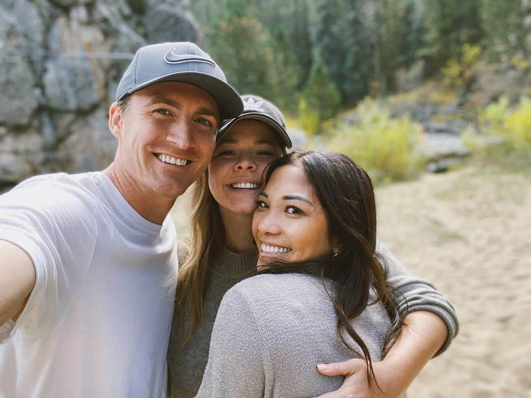 サーシャ・ピーターズのインスタグラム：「Reunited 🤍🌲」