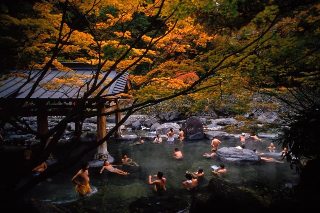 Michael Yamashitaさんのインスタグラム写真 - (Michael YamashitaInstagram)「It doesn’t get any better than this for viewing  fall foliage: submerged in the warm waters of an outdoor onsen rotemburo. #hotsprings #takaragawaonsen #takaragawa #gumma #onsen #rotemburo #fallfoliage」9月30日 9時13分 - yamashitaphoto