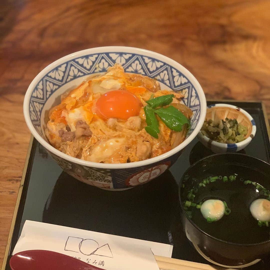 新垣泉子さんのインスタグラム写真 - (新垣泉子Instagram)「縁結び食堂の親子丼☆  昨日はロケの合間に 太宰府でランチをすることになり 調べたら、素敵なお店を見つけちゃいました！  『縁結び食堂　なみ満』  行ったことありますか？？？  私は初めてだったのですが 参道のオシャレスタバの近くの小道を(えっ？！こんな道入るの？って感じの細い道)を進むとあります！！！  お蕎麦屋さんなのに、 『親子丼』が人気！というお店で、私たちも全員親子丼を選択！！！  蓋を開けると、まん丸の黄身が輝いていて、鶏肉はコリコリしていて、人気の理由がわかりました(o^^o)  食べ終わると、五円玉をいただけて、外にある井戸？で、縁結び祈願を☆  何度も訪れたことがある太宰府天満宮ですが、まだまだ知らないお店がありますね(^-^)  昨日は平日でしたが、 人出も少しずつですが 戻ってきているように感じました(^-^)  #縁結び食堂なみ満 #縁結び食堂　#なみ満 #なみ満の親子丼  #今度はお蕎麦食べてみたい #太宰府ランチ  #太宰府グルメ #太宰府天満宮  #太宰府天満宮ランチ  #ももち浜S特報ライブ #縁結び #御縁がありますように」9月30日 9時16分 - motoko.arakaki