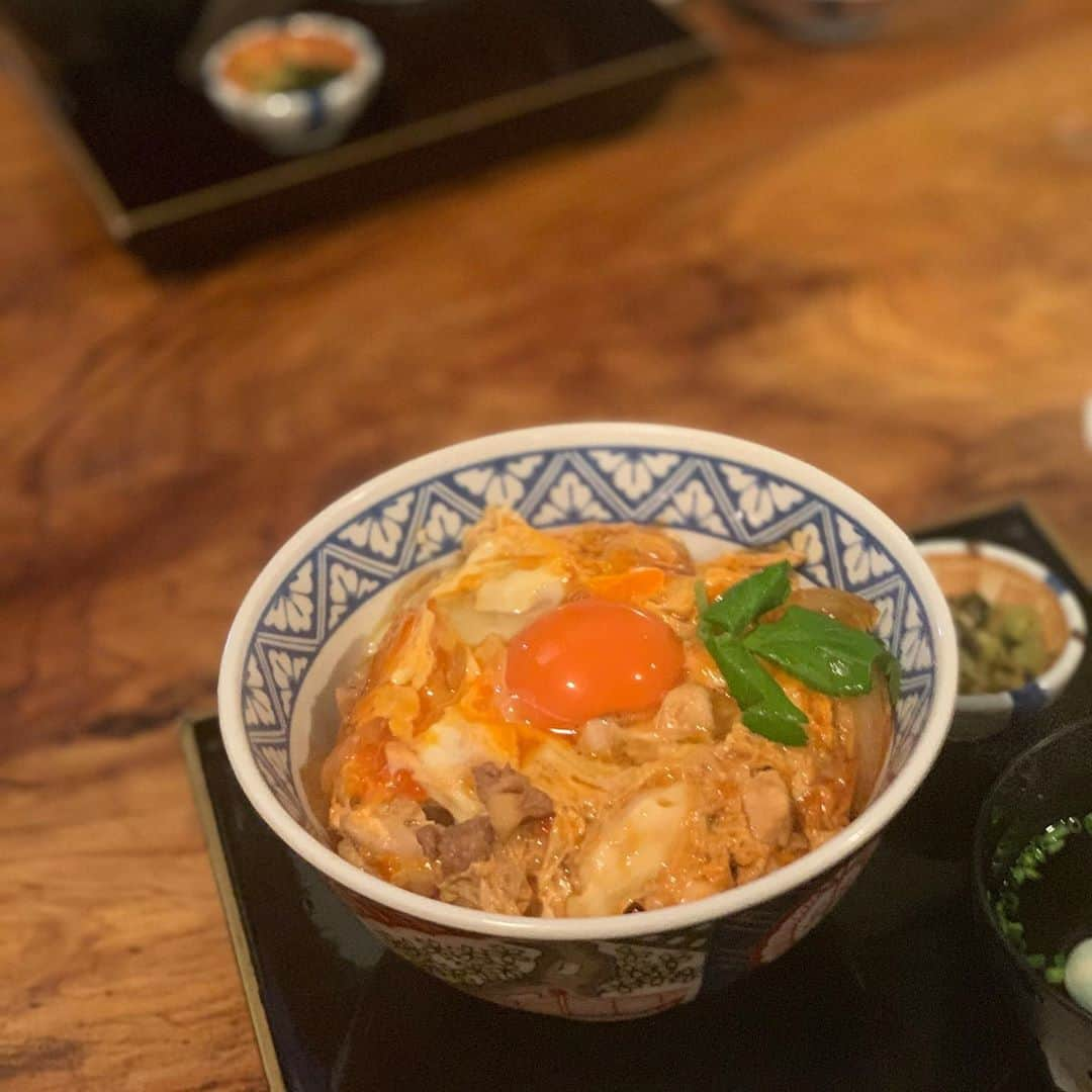 新垣泉子さんのインスタグラム写真 - (新垣泉子Instagram)「縁結び食堂の親子丼☆  昨日はロケの合間に 太宰府でランチをすることになり 調べたら、素敵なお店を見つけちゃいました！  『縁結び食堂　なみ満』  行ったことありますか？？？  私は初めてだったのですが 参道のオシャレスタバの近くの小道を(えっ？！こんな道入るの？って感じの細い道)を進むとあります！！！  お蕎麦屋さんなのに、 『親子丼』が人気！というお店で、私たちも全員親子丼を選択！！！  蓋を開けると、まん丸の黄身が輝いていて、鶏肉はコリコリしていて、人気の理由がわかりました(o^^o)  食べ終わると、五円玉をいただけて、外にある井戸？で、縁結び祈願を☆  何度も訪れたことがある太宰府天満宮ですが、まだまだ知らないお店がありますね(^-^)  昨日は平日でしたが、 人出も少しずつですが 戻ってきているように感じました(^-^)  #縁結び食堂なみ満 #縁結び食堂　#なみ満 #なみ満の親子丼  #今度はお蕎麦食べてみたい #太宰府ランチ  #太宰府グルメ #太宰府天満宮  #太宰府天満宮ランチ  #ももち浜S特報ライブ #縁結び #御縁がありますように」9月30日 9時16分 - motoko.arakaki