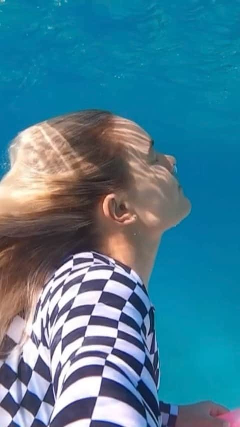 フェリシティー・パルマティアーのインスタグラム：「Grateful for the state I come from 💙 @mayhemsurfboards_mattbiolos @lostsurfboards @lostaustralia  shot on @gopro @goproanz Music - The girl and the sea - the presets」