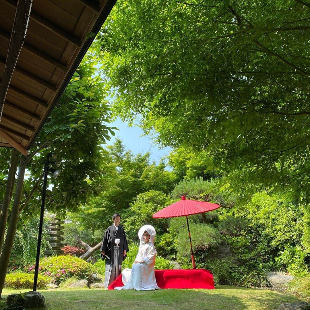 The KAMAKURA WEDDINGさんのインスタグラム写真 - (The KAMAKURA WEDDINGInstagram)「3500坪の敷地中央に位置する深緑の日本庭園。和装が映えて写真撮影にも魅力的な空間は四季折々の風景が楽しめる。」9月30日 9時19分 - thekamakurawedding
