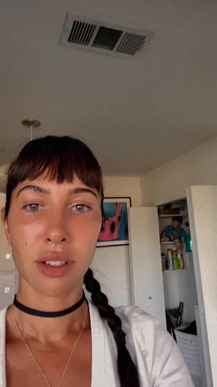 のインスタグラム：「Le do a Live sin querer. Felt like singing and I went with it. Xoxo」