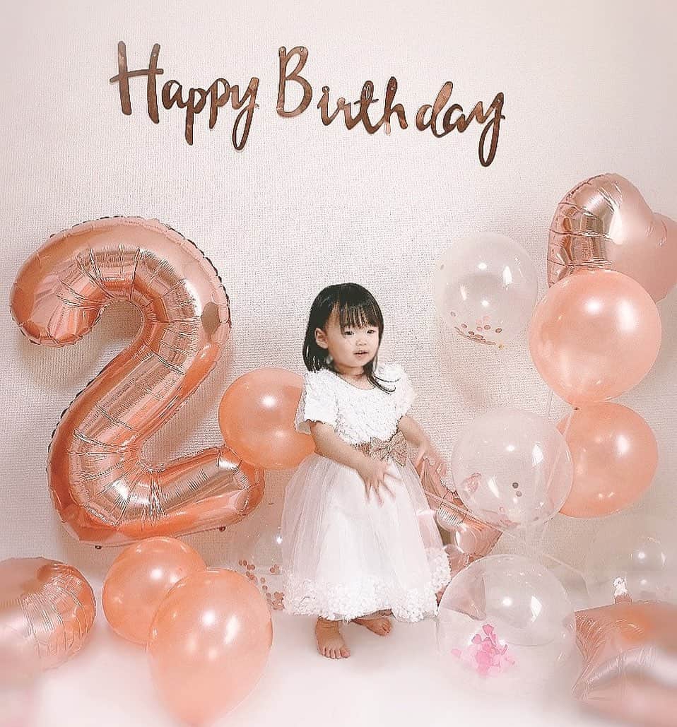 さっぴちゃんのインスタグラム：「... 𝐇𝐚𝐩𝐩𝐲 𝐁𝐢𝐫𝐭𝐡 𝐃𝐚𝐲 🩰𓇬𓂂 ... . 2020.9.30﹏ . 2歳のお誕生日おめでとう🎂𓇬𓂂 . あかりを妊娠してから約3年𓂂 どんな時もあかりが幸せを沢山くれた🥺 . ニコニコ可愛い笑顔も 底抜けに明るい性格も 優しいところも 言うこと聞かない時も 全部大好き♡ . 産まれてきてくれてありがとう👧🏼🎀 愛してるぞっ♡♡♡ . . ………………………………(♡)……………………………… .」