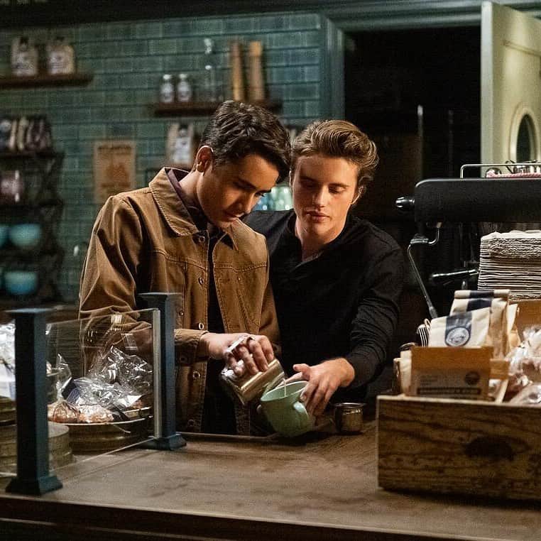 Hulu Home of Emmy-winningさんのインスタグラム写真 - (Hulu Home of Emmy-winningInstagram)「I love my coffee the way I love these two, a whole latte 🥰 ☕️ #NationalCoffeeDay」9月30日 9時31分 - hulu
