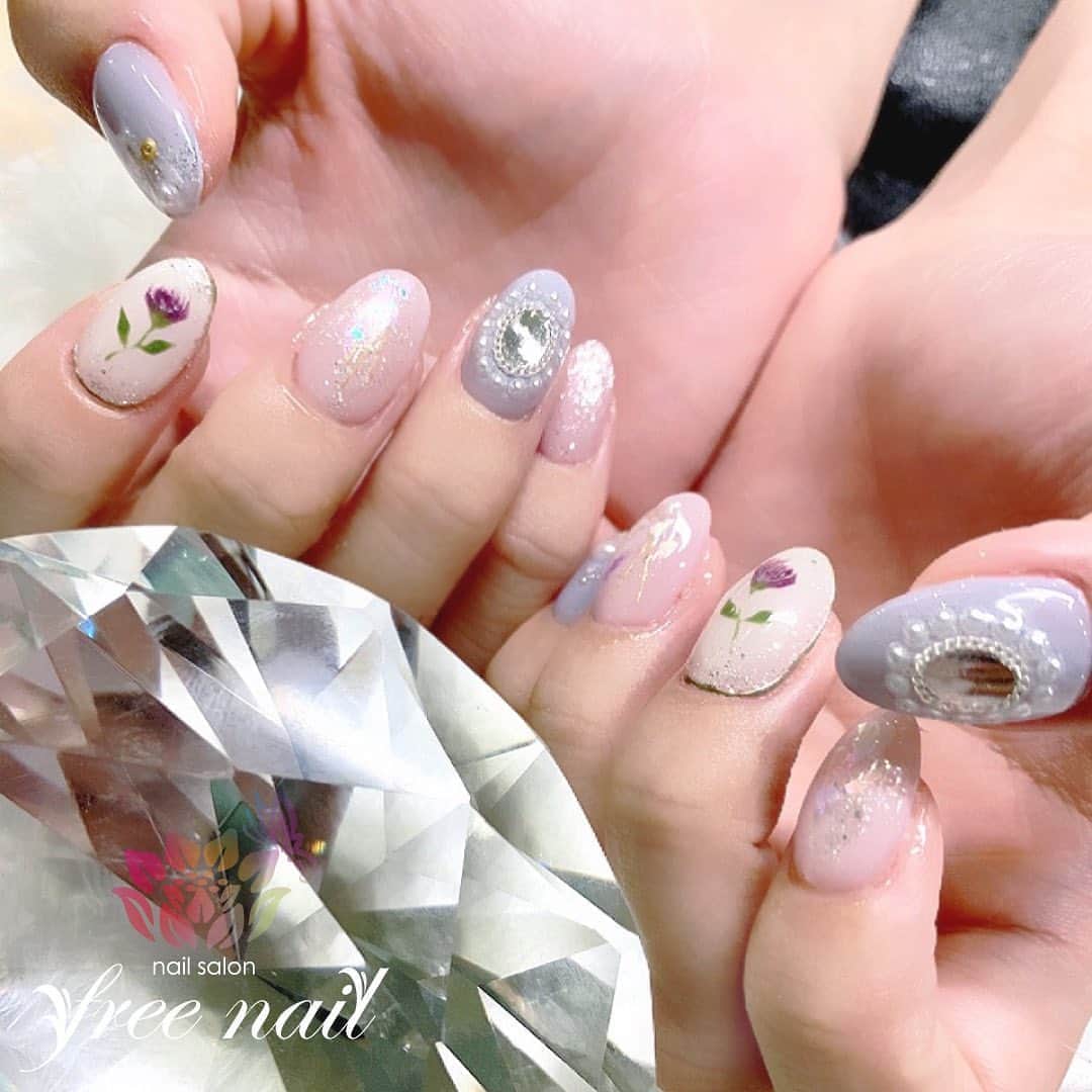 free nail フリーネイルのインスタグラム：「. お客様ネイル💅🏻🐿 . レトロガーリー🌝🌷 . 秋のラブリーネイル💐 . ご来店ありがとうございました🙇🏻‍♀️🙇🏻‍♀️🙇🏻‍♀️💗 . #ネイルアート #ジェルネイル #ネイルサロン #大阪ネイルサロン #ネイルデザイン #ネイルチェンジ #レトロネイル #お花ネイル #パールネイル #キラキラネイル #パープルネイル #ピンクネイル #デザインネイル #トレンドネイル #ガーリーネイル #ラブリーネイル #おしゃれネイル #秋ネイル #autumnnails #nailsart #nailsdid #美甲 #日式美甲 #日式美甲胶 #日本美甲师 #日本美甲老师 #美甲上课 #日本胶 #フリーネイル #freenail」