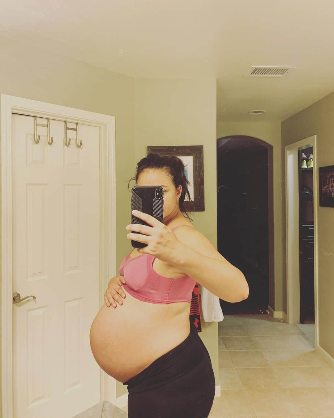エリナ シルカのインスタグラム：「Aaaaany day now 🤰 we are all waiting for your arrival, baby girl 👶💕 まだかな〜。山田も隔離期間終了したし、病院立ち会いokでたからいつでも出ておいで〜！」