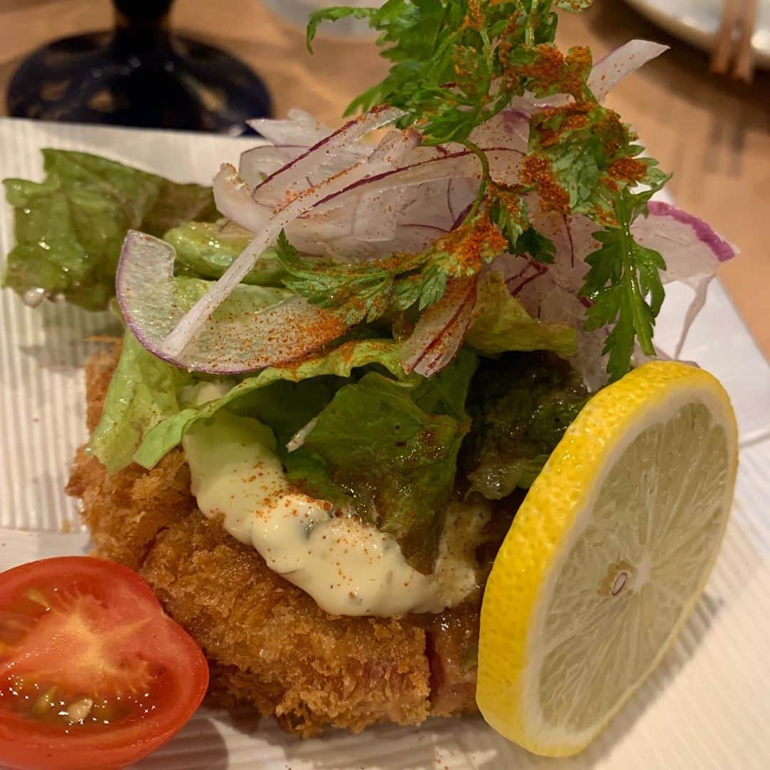大衆鉄板 焼くん場 ―YAKUNBA―さんのインスタグラム写真 - (大衆鉄板 焼くん場 ―YAKUNBA―Instagram)「いつも「焼くん場」をご贔屓にして下さってるお客様、お世話になっております。この度「焼くん場」ですが、10月2日よりお店の名前が変わります🙇‍♂️  10月2日からは、梅田にあります竹内酒造の姉妹店の、「ネオ大衆酒場　ぽんシュワ」になります✨  🍶ネオ大衆酒場 『ぽんシュワ』 @ponshuwa_tennouji   竹内酒造直営店の「日本酒サワー」が飲めるお店です✨  日本酒好きな方にも、日本酒は、、、という方にも楽しんで頂けるお店を目指しています😋  お近くに寄られた際には是非😆💕 竹内酒造直営だからこその価格で、純米大吟醸も楽しんで頂けます！！  今後ともご贔屓によろしくお願いします🥰  #ぽんシュワ  #竹内酒造  #日本酒女子  #日本酒女子と繋がりたい  #日本酒好き  #日本酒サワー  #ポン酒タグラム  #ポン酒  #ネオ大衆酒場  #ネオ大衆居酒屋  #天王寺グルメ  #天王寺グルメ穴場  #天王寺グルメ巡り  #天王寺居酒屋  #あべのキューズモール すぐ近く #あべのグルメ  #可愛い  #イラストグラム」9月30日 15時02分 - yakunba_abeno