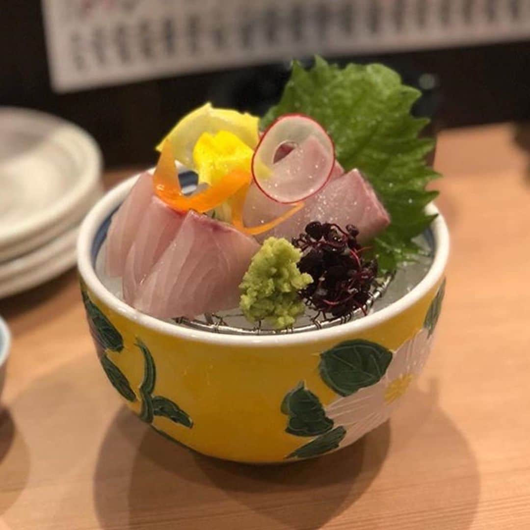 大衆鉄板 焼くん場 ―YAKUNBA―さんのインスタグラム写真 - (大衆鉄板 焼くん場 ―YAKUNBA―Instagram)「いつも「焼くん場」をご贔屓にして下さってるお客様、お世話になっております。この度「焼くん場」ですが、10月2日よりお店の名前が変わります🙇‍♂️  10月2日からは、梅田にあります竹内酒造の姉妹店の、「ネオ大衆酒場　ぽんシュワ」になります✨  🍶ネオ大衆酒場 『ぽんシュワ』 @ponshuwa_tennouji   竹内酒造直営店の「日本酒サワー」が飲めるお店です✨  日本酒好きな方にも、日本酒は、、、という方にも楽しんで頂けるお店を目指しています😋  お近くに寄られた際には是非😆💕 竹内酒造直営だからこその価格で、純米大吟醸も楽しんで頂けます！！  今後ともご贔屓によろしくお願いします🥰  #ぽんシュワ  #竹内酒造  #日本酒女子  #日本酒女子と繋がりたい  #日本酒好き  #日本酒サワー  #ポン酒タグラム  #ポン酒  #ネオ大衆酒場  #ネオ大衆居酒屋  #天王寺グルメ  #天王寺グルメ穴場  #天王寺グルメ巡り  #天王寺居酒屋  #あべのキューズモール すぐ近く #あべのグルメ  #可愛い  #イラストグラム」9月30日 15時02分 - yakunba_abeno