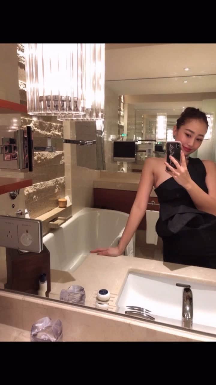 のインスタグラム：「Amazing night🥂💕」