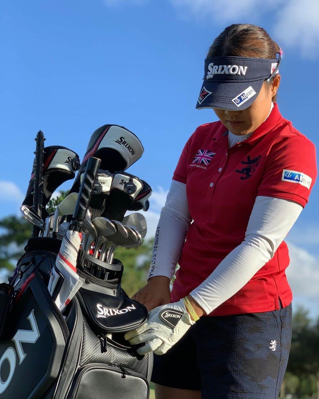 のインスタグラム：「今週の @shopritelpga から新しいキャディバックと共に戦います✨ 黒カッコいい😎 @dunlopgolf_official」