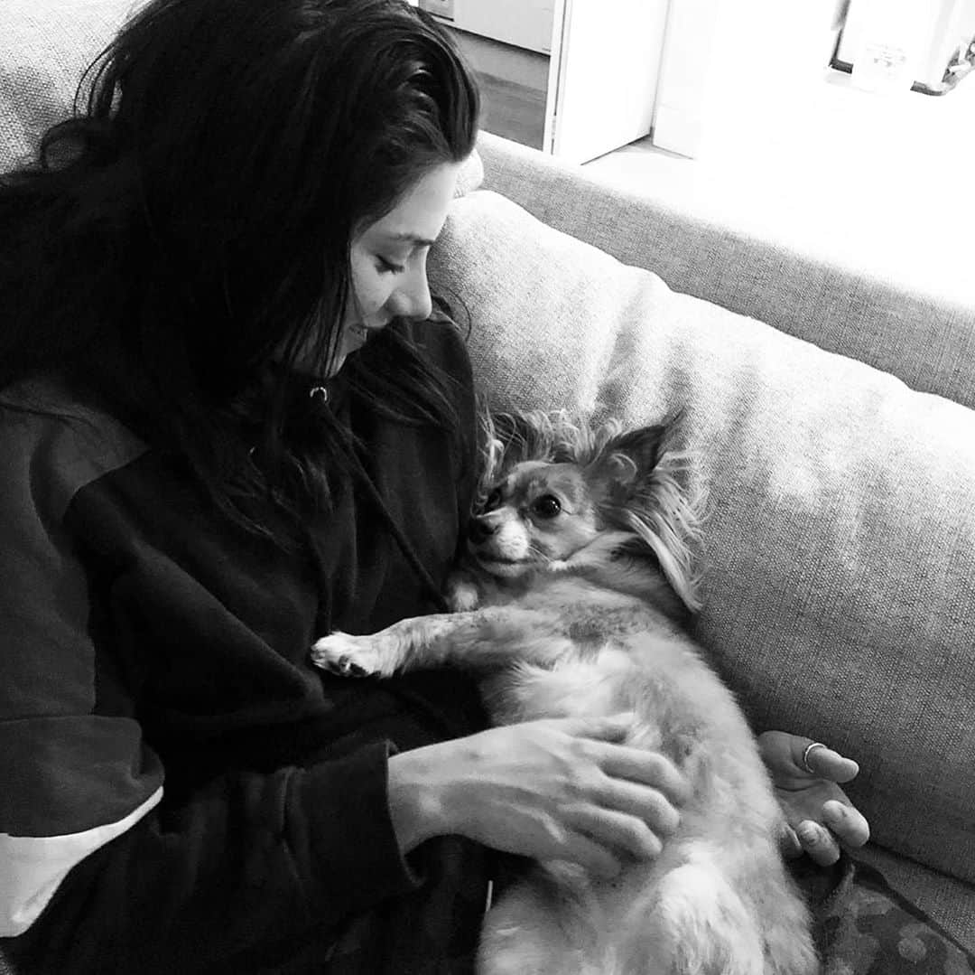 シャンテル・ケリーのインスタグラム：「Mummy’s boy ❤️🐾🦁🥰 #mybaby #myboy #cuddletime #tvcuddles」