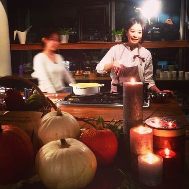 村上萌さんのインスタグラム写真 - (村上萌Instagram)「2014年、秋の写真。料理家 @shiorikaregohan のアトリエが、今日、幕を下ろす。(ということで、朝から勝手に感慨深い…🍁)﻿ ﻿ SHIORIさんが独立して、素敵な場所を見つけ、一切妥協することなくリノベーションをしていた日々、2人で朝ごはんを食べたりしながら色んな話をしてたから、オープン前の高揚感と緊張感も、よく覚えてる。﻿ ﻿ オープニングパーティーでは、まさに思想と空間の一致した場所を体験して、こういう場所を「〜の城」と表現するんだなと思った。この写真はNEXTWEEKENDがコラボして、秋のワークショップを開催させてもらった日のもの。﻿ ﻿ SHIORIさんは決断しながら、力強く切り拓いていく人。今はオンラインレッスンという形で、料理を通して世界中の人の幸せな食卓を作って、先行き不透明な時代に、日々みんなの肯定感を上げてくれている。本当は(スーパー)アナログな人なのに、思いがあるから、デジタルがついてくる感じ(´･_･`)🔥﻿ ﻿ SHIORIさん、旦那さんのりょうちゃんに息子さん、妹のもえちゃん、スタッフの皆さん、﻿ 本当にお疲れ様でした。私も、あの場所が大好きな1人でした。﻿ このチームがすでに切り拓いている新しい景色も、すごく楽しみ。﻿ ﻿ ﻿ ﻿  #小まめアウトプット #なぜかアトリエ関係ない写真も投稿したい衝動に駆られて色々シリーズ #思い出いっぱい」9月30日 9時35分 - moemurakami_