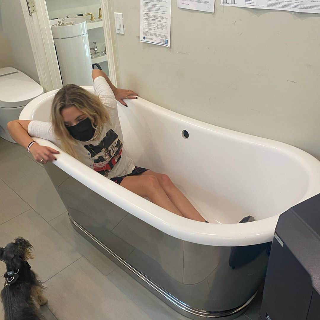 アシュレイ・ベンソンさんのインスタグラム写真 - (アシュレイ・ベンソンInstagram)「🛁🛁🛁」9月30日 9時37分 - ashleybenson