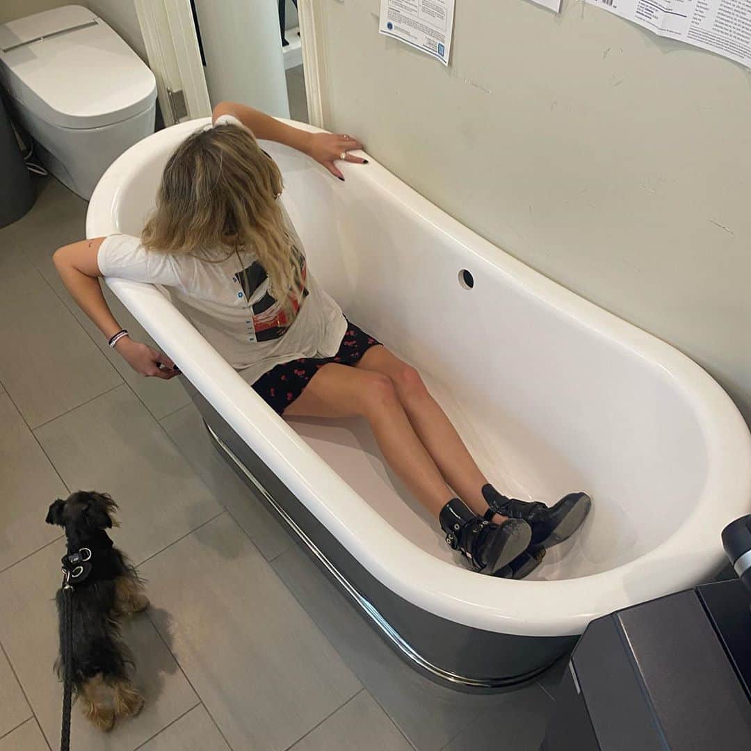 アシュレイ・ベンソンのインスタグラム：「🛁🛁🛁」