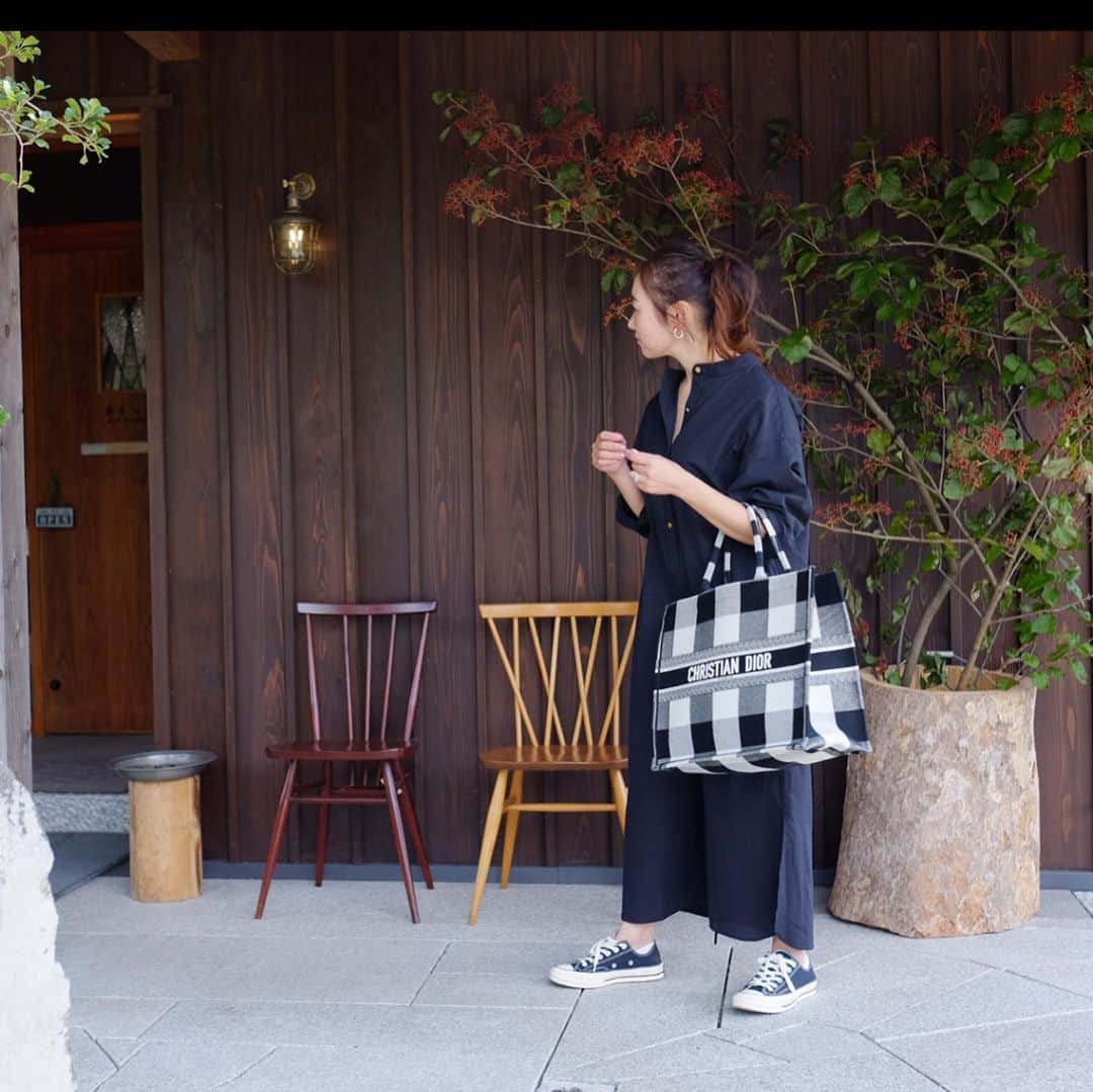 Keikooooooのインスタグラム：「#code @blanc_official.jp のシャツワンピを スニーカーでカジュアルに👟💛 . 👗 @blanc_official.jp #blanc_official_jp 👜 @dior #dior 👟 @converse_jp #converse」