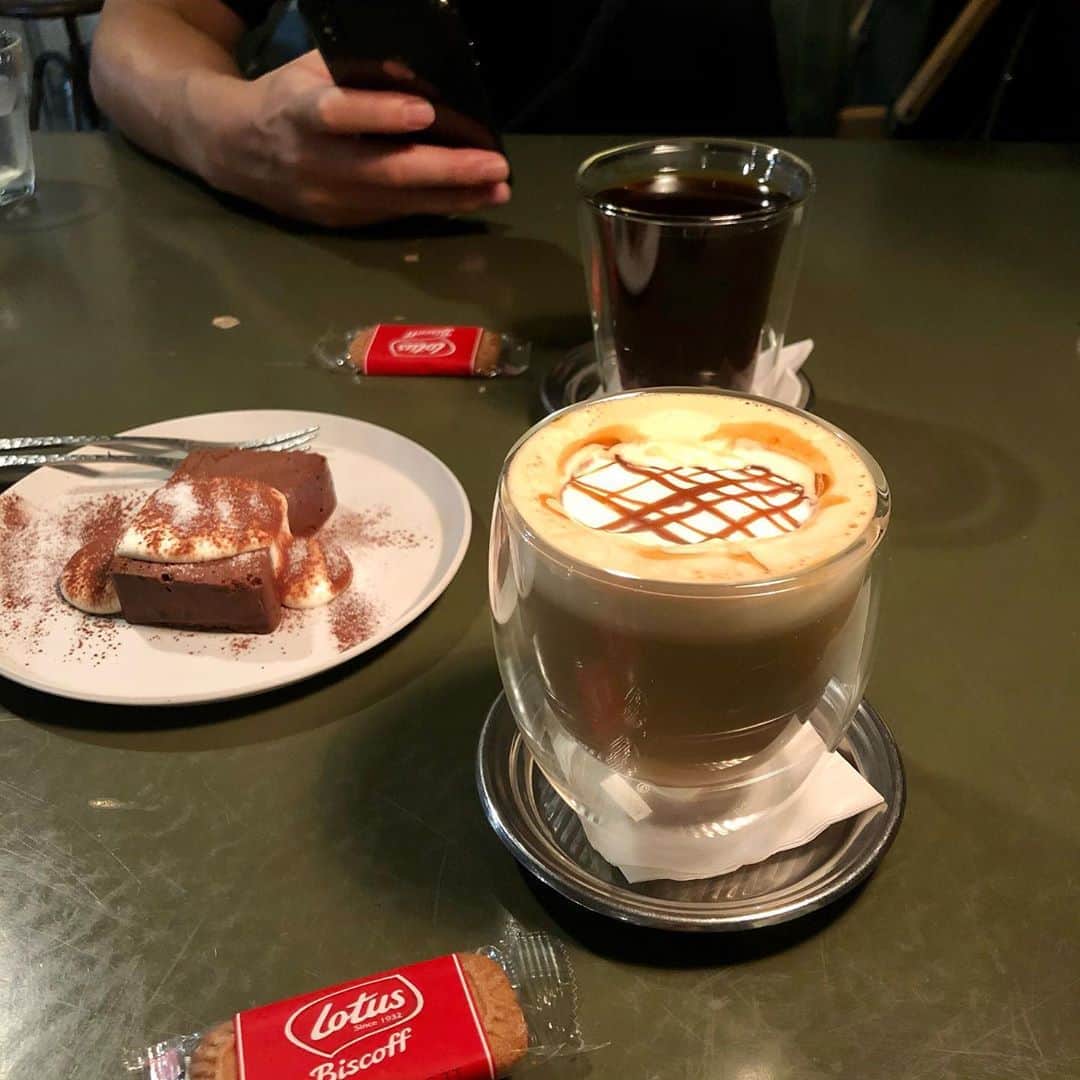 ◆miki◆のインスタグラム：「* * ☕☕☕ * デカフェを求めて行った コーヒー屋さん☺️  品切れやった╭(°A°`)╮ガーン  ほんで入荷はいつ？と聞いたら 取り扱うか迷ってるらしい😀ww  いやいや‼️頼むて‼️ 置いてくれ‼️買うから‼️ わしが飲んじゃるから‼️  なかなかないねん デカフェ置いてるとこ  ほんで頼んでみた キャラメルラテがべらぼうに美味かった‼️  ご馳走様でした😋  #頼む #デカフェ #置いてくれ」