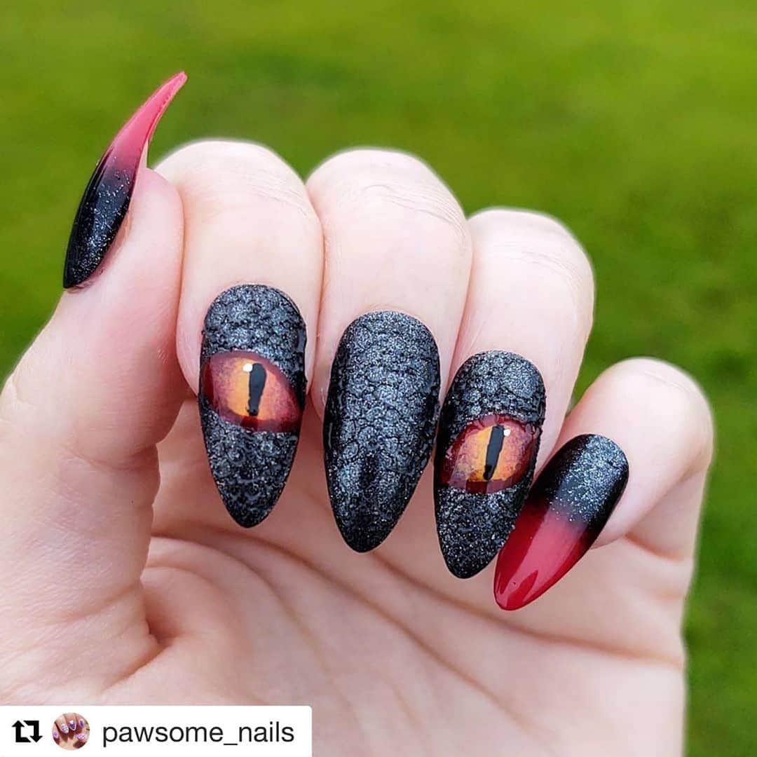 Nail Designsさんのインスタグラム写真 - (Nail DesignsInstagram)「Credit: @pawsome_nails  #nailart  #gameofthrones  #pressonnails  #drogon  #dragon #pressonnailsforsale  #glow #orly #ombrenails」9月30日 9時44分 - nailartfeature