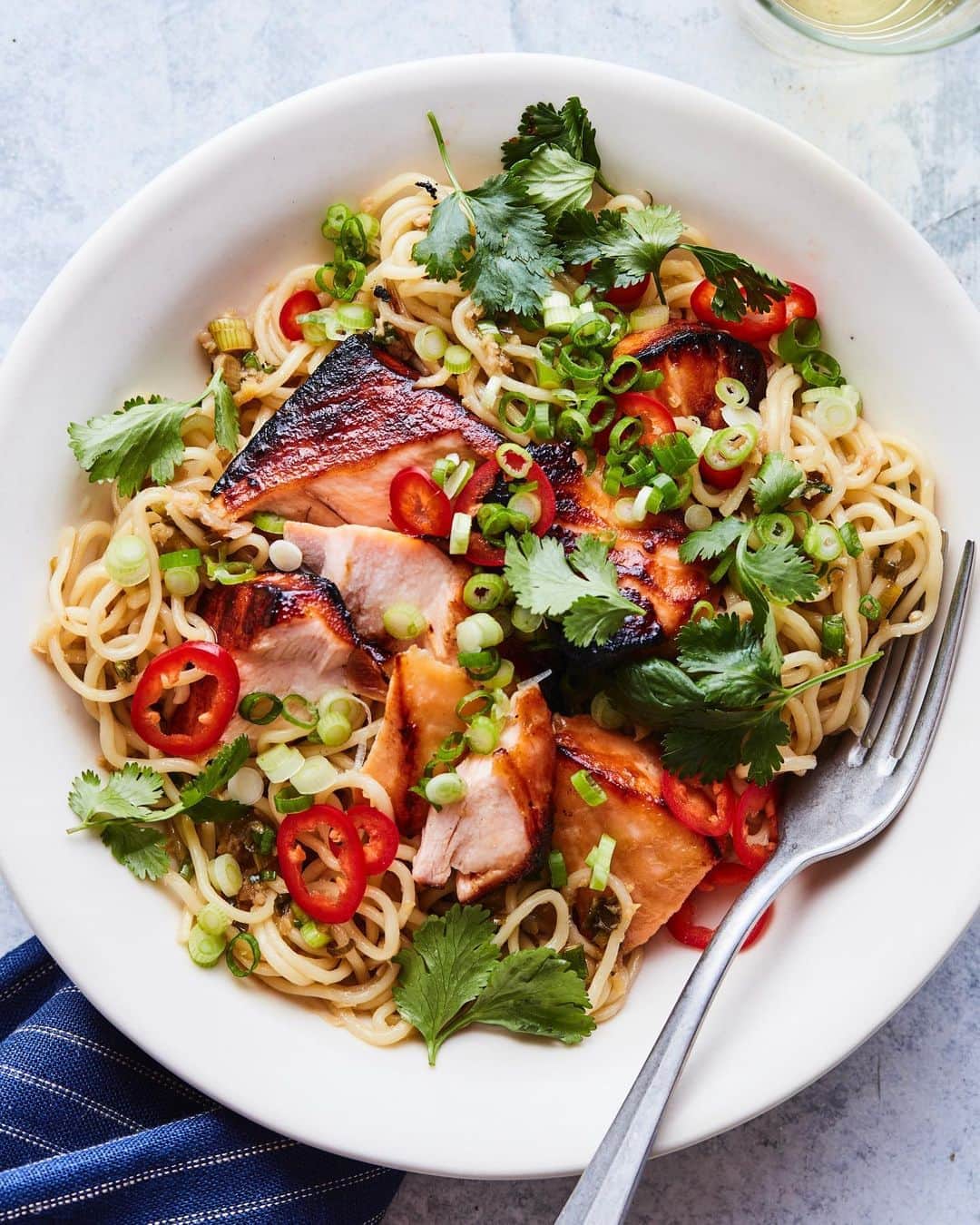 Gaby Dalkinさんのインスタグラム写真 - (Gaby DalkinInstagram)「It’s a mash up of one of my fav cookbook recipes with one of my fav blog recipes – it’s Miso Salmon with Sesame Ginger Noodles!! 🐟 AND ITS FREAKING PHENOMENAL!! https://whatsgabycooking.com/miso-salmon-with-sesame-ginger-noodles/」9月30日 9時49分 - whatsgabycookin