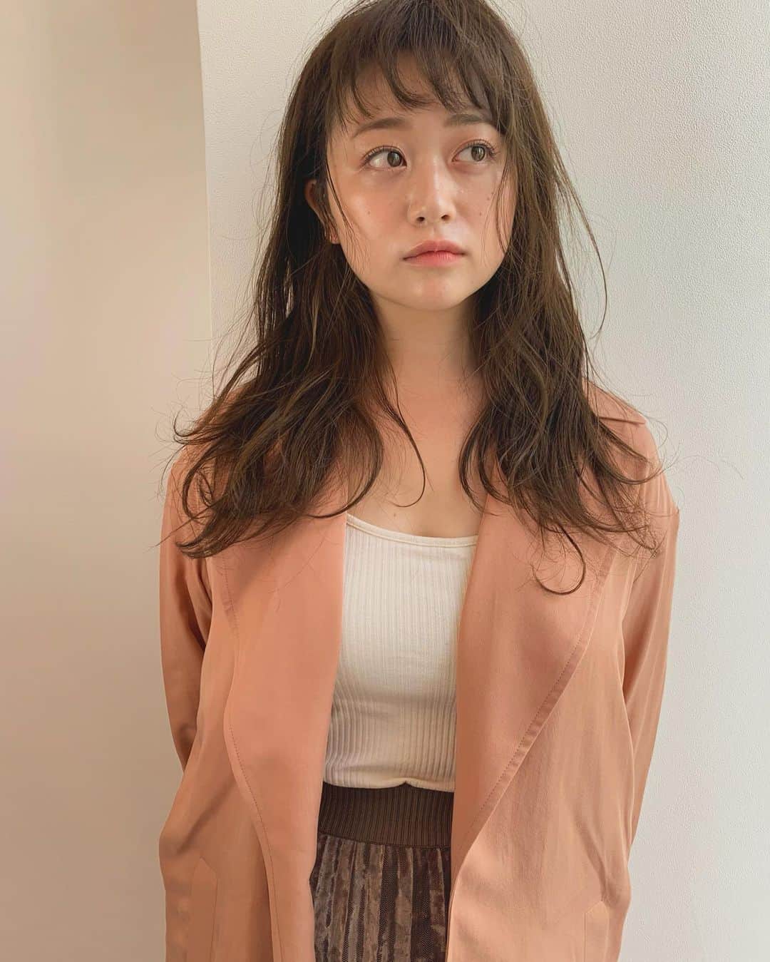 鮫島邦明のインスタグラム：「おはようございます🌞  半沢直樹今ごろ見て感じる  仕事は人の役に立つことが仕事 自分のためにやるのは仕事じゃない  少し自分の世界を大きくしよう  人の役に立つことを、考えよう  経営のことを考えると損得を考えてしまう 確かに必要だけど それの順番を間違えてはいけないな  必要とされるお店作りやな🌟  #似合わせカット  #秋ヘア  #誰かのために  #ブランド  #梅田美容室」