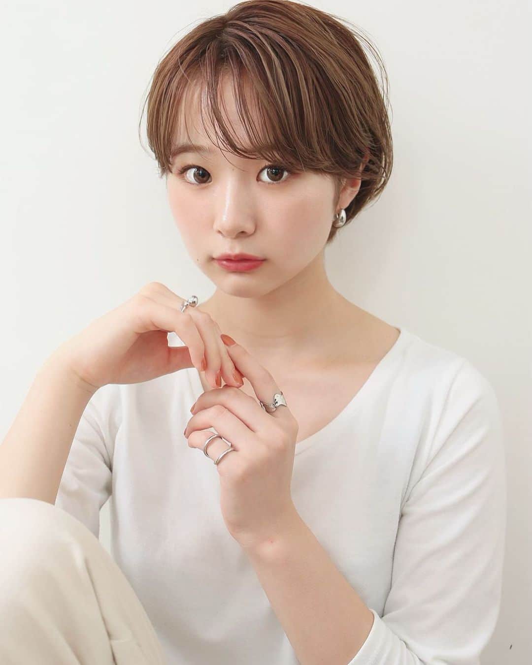 よしかわはるなのインスタグラム：「Good morning🔅 . 今までとはまた違ったイメージでお気に入りです🧡✨ またよろしくお願いします🙇🏻‍♀️ @gallaria_origin_recruit  . #サロンモデル #サロモ #名古屋サロモ #名古屋 #モデル #名古屋サロンモデル #撮影 #撮影モデル #ショートヘアアレンジ #ショートアレンジ #ショートカット #ショートヘア #ショート #ヘア #ヘアアレンジ #ヘアスタイル #ヘアカラー #ブリーチ #salon #salonmodel #model #shorthair #hair #haircolor #hairstyles」