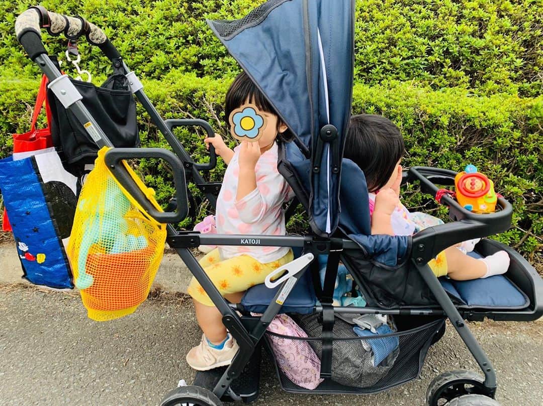 のインスタグラム：「長女が1ヶ月の時、フニャフニャすぎる子供をみて、頑丈でしっかりしてる6万の大きなA型ベビーカーを購入💦 安心感はあるけど、正直大きくて重くて…使い勝手がよくなかった(;_;)  なので6ヶ月で5千円のバギーを愛用するように！ でも次女が生まれて、また A型を使い始めたけど…長女も全然歩いてくれないので😭近所の公園には、 A型に二人乗せて行ってました❗️二人とも大きくなってさすがに乗れないし、危ないし😵 ずっと欲しかった、2万の二人乗りベビーカーゲット❤️❤️❤️ 大きさも全然変わらないし、二人乗れて安心感あるし、スムーズに動くし！！ 二人とも快適そう💕 なんといっても、抱っこ紐する時間がへりそなので、私が嬉しい(^-^) これで、外出するときは愛用できそうです✌️ (比較わかるようにあえて、値段記載☆) 全部で3台！！全て90歳の祖母が買ってくれたんだけどね(⌒-⌒; )笑 本当にありがとう😃 年子や2歳差など、上の子がなかなか歩いてくれない方❗️とってもおすすめです☆ #2歳差育児 #10ヶ月 #2歳7ヶ月 #2人乗りベビーカー」