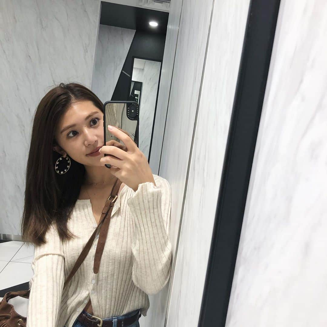 のインスタグラム：「中学生ぶりにストレートパーマを当ててみたら毎日すっごく楽になりました🌿 . そしてつばさとまいちゃんが誕生日プレゼントに ずっと欲しかったピアスをくれました🎁💫感謝。♡」