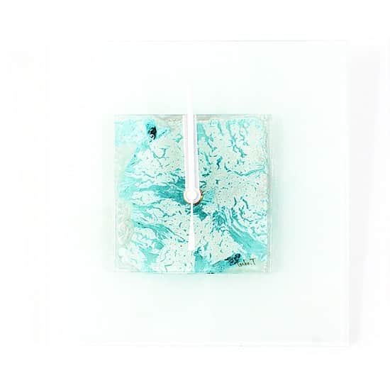 comb de shioさんのインスタグラム写真 - (comb de shioInstagram)「時計から、アートのある生活、はじめませんか？  glass art clock by Isako TODA﻿ ﻿ #アートのある暮らし ﻿ ------------------------﻿ 【作品リスト】﻿ ﻿ ■ ガラスアート時計・「雪の結晶」 C_190320  オンラインショップ掲載中 ﻿ ﻿ #combdeshio﻿ #コムデシオガラス ﻿ #コムデシオ ﻿ #ガラス作家杜多一菜子﻿ #三重県  #三重県津市  #インテリア好きな人と繋がりたい﻿ #インテリアデザイン﻿ #おしゃれインテリア #インテリアアート #壁掛けインテリア #おしゃれな部屋  #抽象画アート #寝室インテリア  #壁掛け時計 #ガラス時計 #新築祝いのプレゼント #結婚祝いのプレゼント  #おうち時間を楽しむアイテム ﻿#インテリア時計  #artist  #interiorart #interiorartwork #artclock #glassclock #japanesecraft #clock」9月30日 10時12分 - comb_de_shio