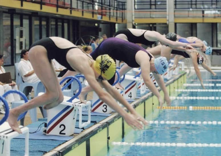 Sophie Pascoeさんのインスタグラム写真 - (Sophie PascoeInstagram)「AD  Mum got me my first pair of @speedo aquablades as a child with a lil extra room to grow into...typical mum 😂 - Fast forward to today and the same pair still fits and going strong as one of my favourite training suits, 15 years later! 🖤 #builttolast #teamspeedo #speedoambassador」9月30日 10時14分 - sophpascoe1