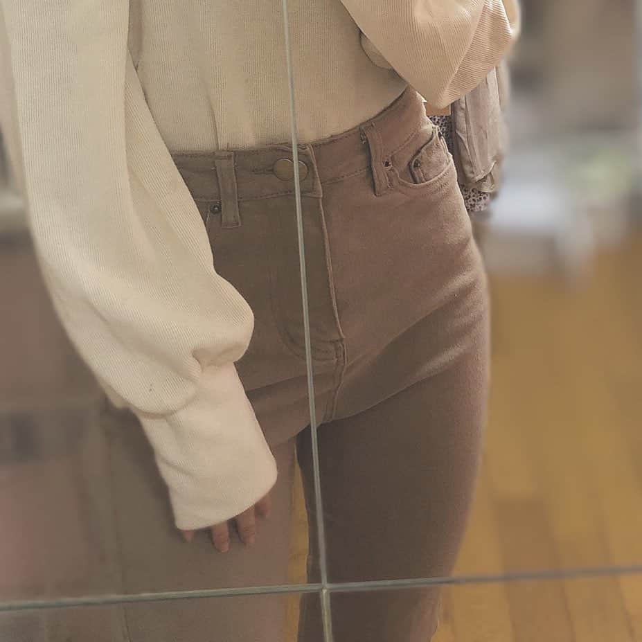 大塚美波さんのインスタグラム写真 - (大塚美波Instagram)「実は、今日も履いてるこのズボンがすごく好きなの😳  ストレッチ素材で、色もサイズもドンピシャ💕💕  #韓国ファッション #韓国通販 #今日のコーデ」9月30日 10時25分 - _mi7mi12_