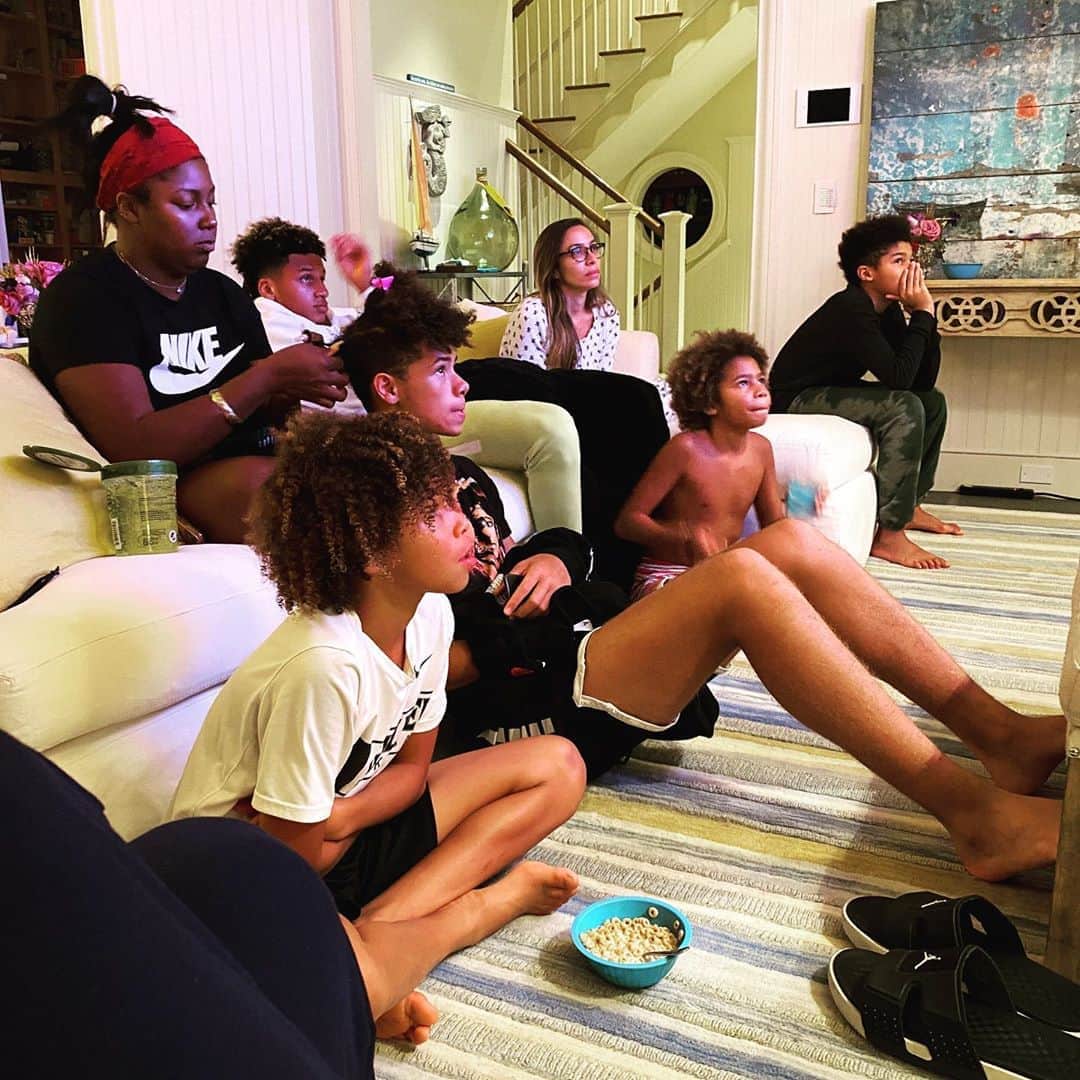 レイ・アレンのインスタグラム：「It’s just that important! They get to watch it for themselves! After the debate ended, I had to explain to them that presidents are not supposed to behave this way. #presidentialdebate2020 #vote #mykids #educateyourfamily #biden2020」