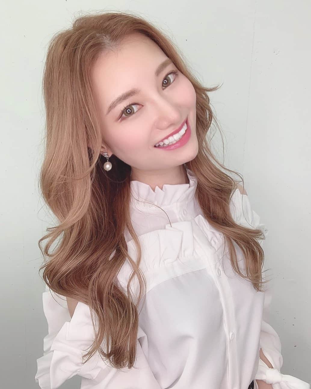 のインスタグラム：「人生、楽しく🥺 人生、美味しく🍽😋 愛ある日々を❤️ 今日もあなたに幸せがあると良いね〜🥰 . . . . . . . . . . . . #newhair #新色　#美容室　#サロンモデル #サロンモデル募集中 #髪型　#女神巻き　#ヨシンモリ #髪色　#髪　#happy #表参道美容室　#渋谷美容室　#ヘアスタイル　#ヘアアレンジ  #ヘアカラー　#ヘアカラートレンド #ハイライト　#highlightshair #highlight #トリートメント　#髪質改善 #パーマ　#表参道サロン #シャネル　#韓国スタイル　#韓国ヘア　#韓国ヘアカラー #韓国ファッション #ホワイトニング」