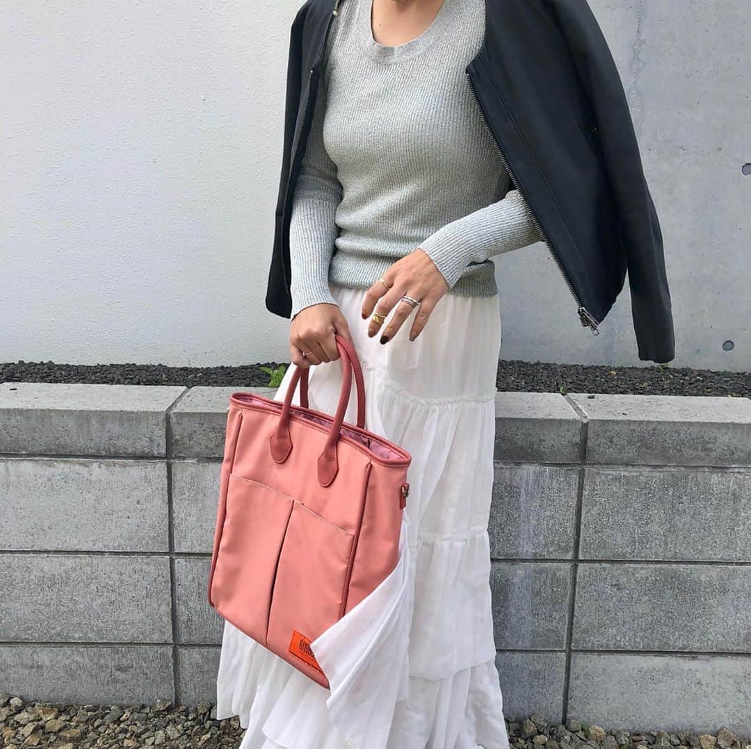 ◆miki◆のインスタグラム：「* * 🦩🦩🦩 * 乳の位置、低過ぎてごめん🙏🏻 だってもう 一年中カップ付キャミ╭(°A°`)╮ * ほんで むかーしからサーモンピンクが 大好きでね♡♡目がないの♡♡  届いたら軽くてビックリポン！ 差し色にいいよね♡♡ ショルダーにもなるし優秀👏🏻 ヘビロテじゃわ！ * シューズもめちゃ可愛いぜよ！ ↓↓↓ @casselini_official  * #casselini  #キャセリーニ #母ちゃんのootd #ママコーデ #ママファッション #アラフォーコーデ #アラフォーファッション #乳の位置低め」