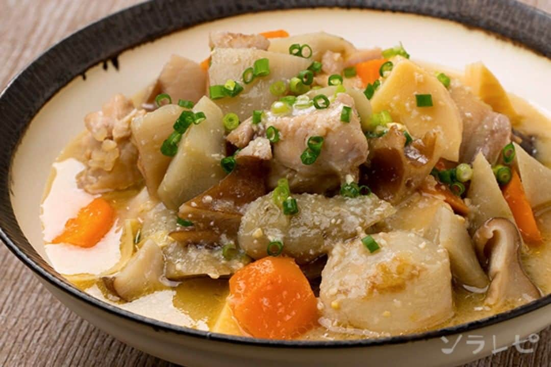 ソラレピさんのインスタグラム写真 - (ソラレピInstagram)「根菜の味噌煮 Boiled root vegetables in miso . 旬のレンコンが入った味噌煮です✨ 食物繊維が豊富な根菜がたっぷり入った一品です💡💡 . 【材料】<2人分> 鶏モモ肉・・・200g ゴマ油・・・適量 里芋・・・60g ニンジン・・・60g レンコン・・・60g ゴボウ・・・60g タケノコ・・・60g シイタケ・・・30g カツオ出汁・・・400ml 味噌・・・45g 葉ネギ・・・2g .  レシピの詳細はソラレピアプリでチェック @solarepi のリンクからDLできます ソラレピ献立の写真投稿も #ソラレピ でお待ちしてます♪ . #solarepi #food #recipe #レシピ #cooking #料理 #instafood #簡単料理 #簡単レシピ #献立 #menu #japanesehomecooking #japanesefood #yummy #foodporn #foodstagram #homecooking #deristagrammer #クッキングラム #おうちごはん #レンコン #根菜 #味噌煮 #miso #旬」9月30日 10時35分 - solarepi