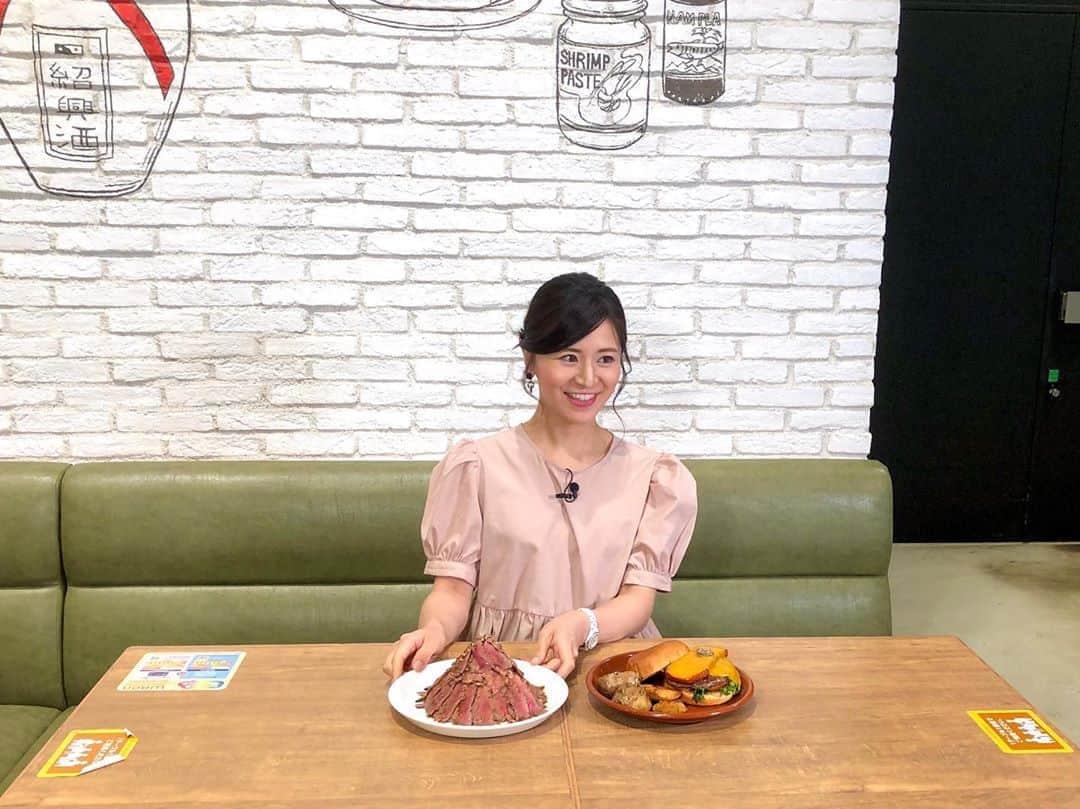 のインスタグラム：「🌞 * 朝はヒンヤリ肌寒かったけど 青空が清々しくて気持ち良い〜😍 * 先月のグルメレポ🍔 * 今月は味覚の秋にぴったりなグルメ特集🍽 * ３枚目は、ハンバーガー待ちのブリブリショット🤦🏼‍♀笑😅 * #グルメ #リポート #リポーター #アナウンサー  #千葉 #まくはりぽーと #チバテレ」