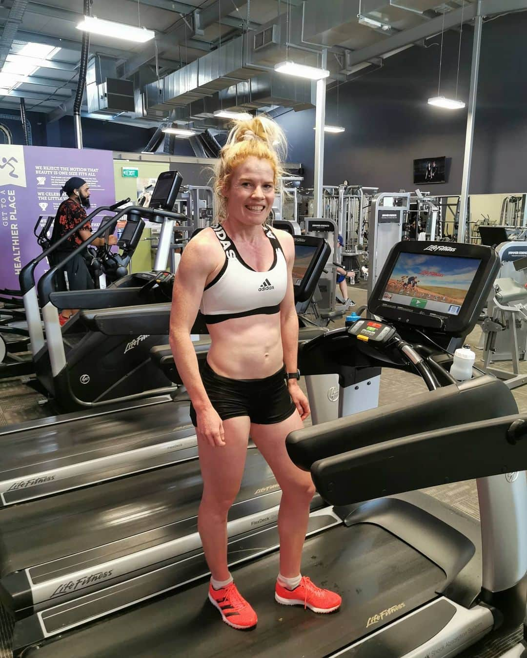 アンジェラ・ペティさんのインスタグラム写真 - (アンジェラ・ペティInstagram)「Anytime Fitness Hornby Treadmill Challenge!!! Finally got to do our gyms 1.5km treadmill challenge this morning (on 1% incline) on the last day of the month! I had wanted to do it all month but my achilles injury put it off.  . After 11 days off running I was able to start running on Monday. Achilles hurt a little in warm up so didn't wanna push it. Feels so different to running on the track. Also takes a while for the treadmill to speed up as you start it from 0km. Not a fast time for me (4.44 so way off my PB of 4.07 for 1500m) but fun to take part in a community event. @sam_tri_run taking out the title so far unless anyone goes and beats his time in the next 10 hours!?!  . Haha not as big a deal as international track racing but the competitive side does tend to come out when it comes to running and challenges 😂 #anytimefitness #anytimefitnesshornby #rehab #treadmill #treadmillrunning」9月30日 10時38分 - angie_run800m