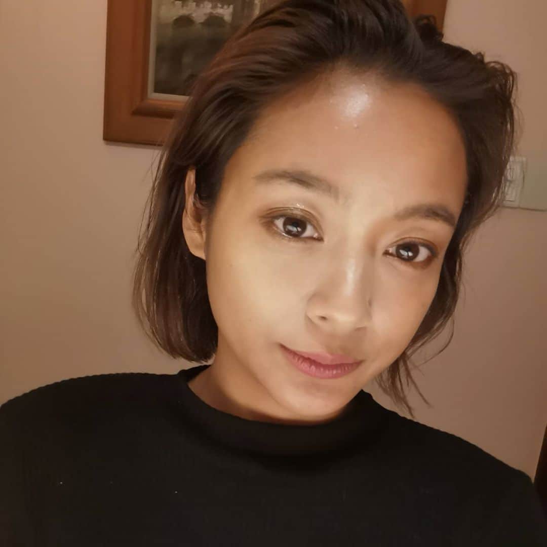脇田恵子のインスタグラム：「日々のセルフケアが追いついてなくて 顔の疲れが取れなくなってきたり体調不良でいきなり顔が老け込んだり😂してきたし、 いよいよアラサーで体がどんどん変わってく😅😅。  @metbeautyclinic_horie で ハイフと ハイフシャワーしてきました🤫。 お顔元に戻ってきたわー😂。 異常な顔腫れ、事件だわー  @horie_yoshiaki 気さくな方で話ししやすかった🤭  #metbeautyclinic #hifu #ハイフ #ハイフシャワー」