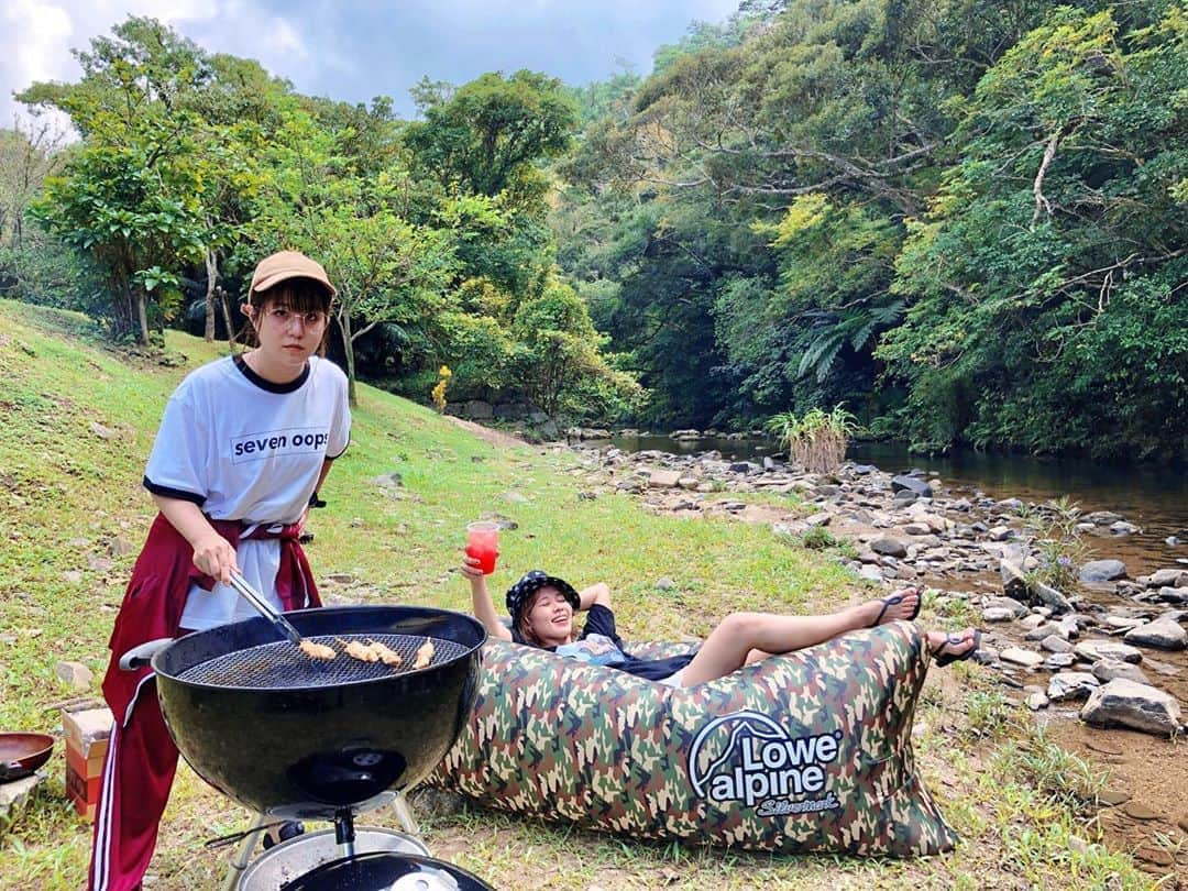 MAIKO さんのインスタグラム写真 - (MAIKO Instagram)「焼く人と飲む人🥩🧃 ・ ・ ・ ・ #川行くよって言ったのに運動着の人🙄 #沖縄 #川 #焼き鳥 #sevenoops #うっぷすT」9月30日 11時00分 - maiko_oops