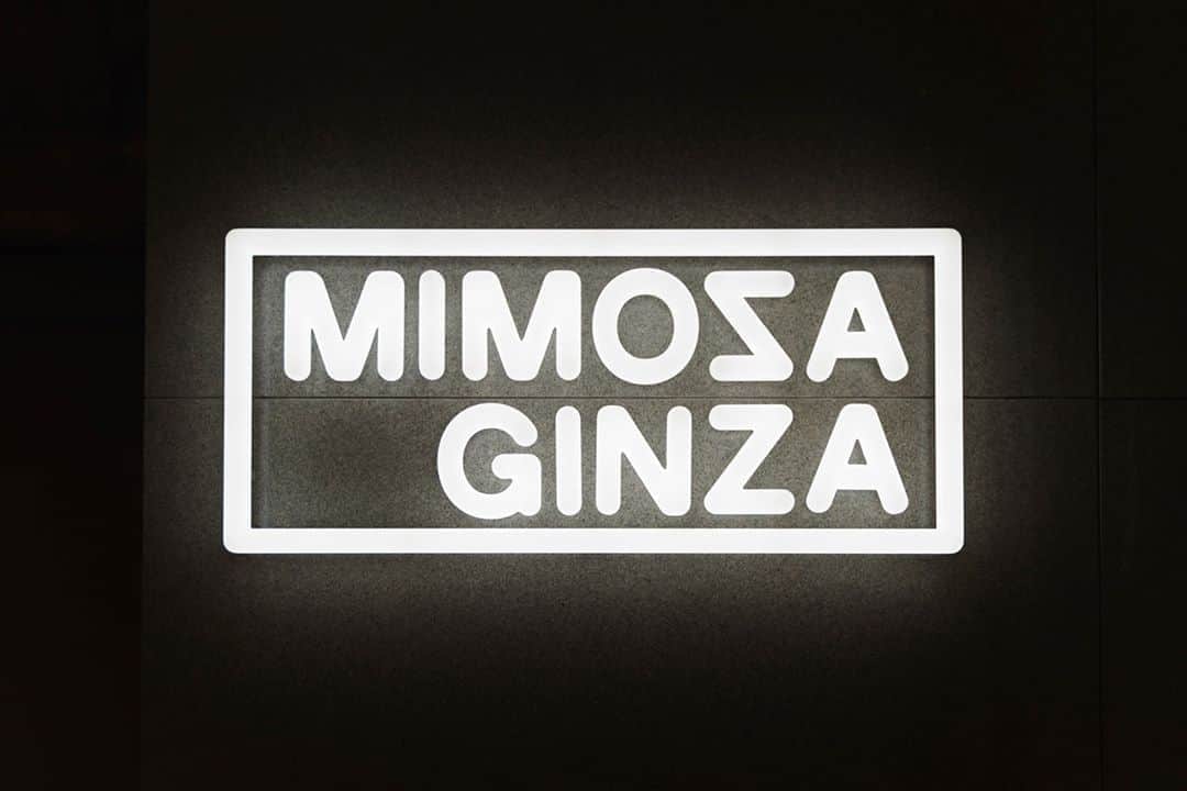 GINZA SONY PARK PROJECTさんのインスタグラム写真 - (GINZA SONY PARK PROJECTInstagram)「ミシュラン星獲得店「南青山 Mimosa」による飲茶スタンド「MIMOSA GINZA」は本日9/30(水)で営業終了（※臨時休業中）となります。⁠ ⁠ 2018年夏の開園以来、「実験的な公園」であるGinza Sony Parkのパートナーとして、「路地裏の屋台」をテーマに中国本土でも親しまれている香港発祥のフードやドリンクをスタンド形式で提供する新しいスタイルに挑戦。⁠ コーヒーショップとのコラボレーションやMIDNINIGHT MARKETへの参加、フォームドティーのいち早い導入など、様々な実験的な試みを実施してきました。⁠ ⁠ 上品な甘さの香港ミルクティーや濃厚でサクサクした食感が特徴のエッグタルトをはじめ、台湾式豆腐花をドリンクにした飲む豆腐花や、スパイシーな中国式コーラのチャイニーズビネガーソーダ、大根餅、肉まん、角煮バーガー、栗餡が入った月餅、週末限定の焼きそば など、MIMOSA GINZAならではのバラエティ豊かなメニューも楽しませていただきました。⁠ ⁠ 「MIMOSA GINZA」は本日9/30(水)で営業終了（※臨時休業中）となります。ご来店いただいたみなさま、ありがとうございました。⁠ ⁠ #mimosa_ginza #ginzasonypark #銀座ソニーパーク #銀座 #ginza」9月30日 11時01分 - ginzasonypark