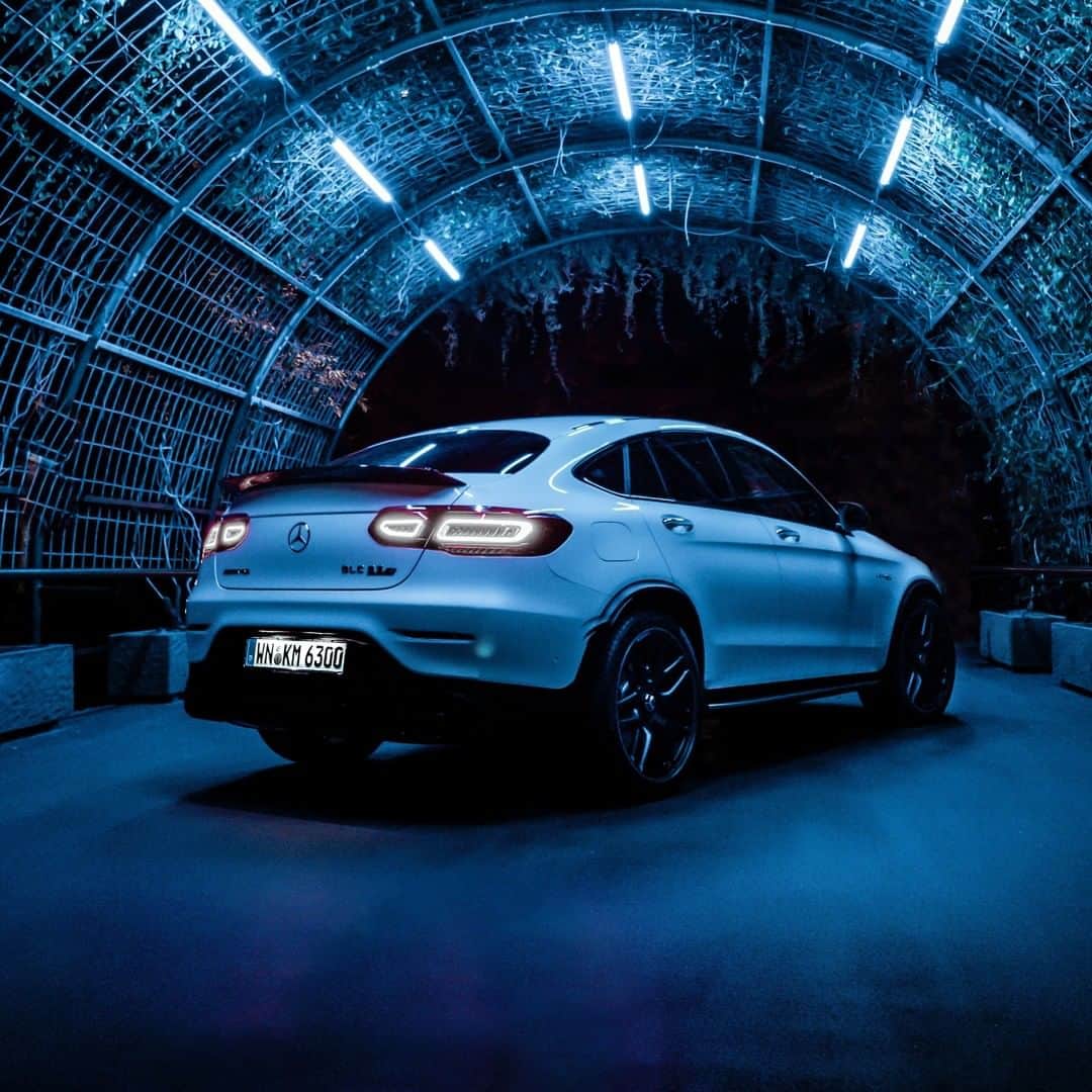 メルセデス・ベンツさんのインスタグラム写真 - (メルセデス・ベンツInstagram)「[Kraftstoffverbrauch kombiniert: 12,3–12,1 l/100 km  CO₂-Emissionen kombiniert: 280–277 g/km  mbe.4/DAT-Leitfaden  Mercedes-AMG GLC 63 S 4MATIC+]    Our kind of tunnel vision.�  📷  @herminsche308  @europapark � #MercedesAMG #DrivingPerformance #GLC」9月30日 11時01分 - mercedesbenz