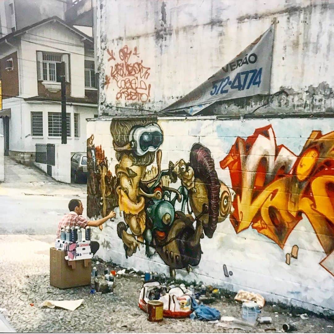 osgemeosのインスタグラム：「Anos 90s... buscando estilo ...」