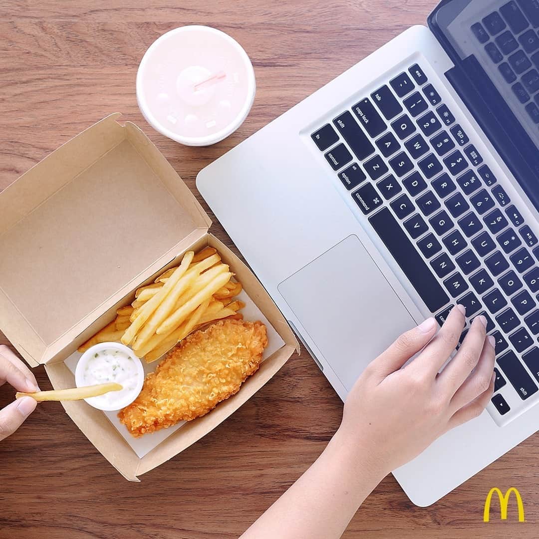 McDonald's Philippinesのインスタグラム：「Looking for the perfect WFH treat? Catch McDonald’s Fish & Fries today for a golden, crispy fillet that’s fresh and tasty in every bite. 🎣🍟  Order when you Dine-In, Drive-Thru, Take Out, or Pick-Up at the nearest store or via the McDelivery PH App, website, or call  8888-6236 (for NCR).」