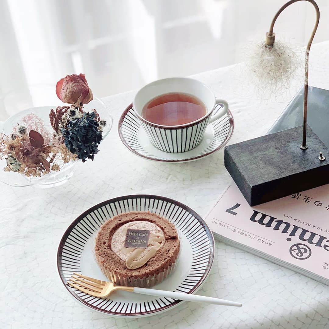 mariomi324のインスタグラム：「#GODIVA ×#uchicafe ♥️ #キャラメルショコラロールケーキ 🥰 テリーヌショコラは売り切れてた😭 ＊ ＊ ＊ ＊ #ロールケーキ #ゴディバ #ローソンスイーツ #うちカフェ #おうちカフェ #おうち時間 #おやつの時間 #お茶の時間 #3時のおやつ #teatime #coffeetime #ママのご褒美 #sweets #スイーツ女子 #フォトジェニックスイーツ #インスタ映えスイーツ #テーブルコーディネート #うつわ好き #北欧ヴィンテージ #北欧食器 #クチポール#ドライフラワー #cutipol #onthetable #instafood #foodstagram #rollcake」