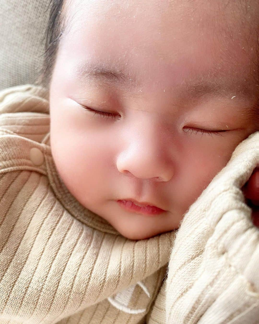 安井レイのインスタグラム：「昨日で1ヶ月の姫👶 体重も約1キロくらい増え だいぶムチムチしてきました。 1ヶ月検診も順調って言われ何より♡  抱っこちゃんな姫で大変だけど 日々可愛いお姫様☺️☺️ 　#生後1ヶ月 #女の子ベビー」