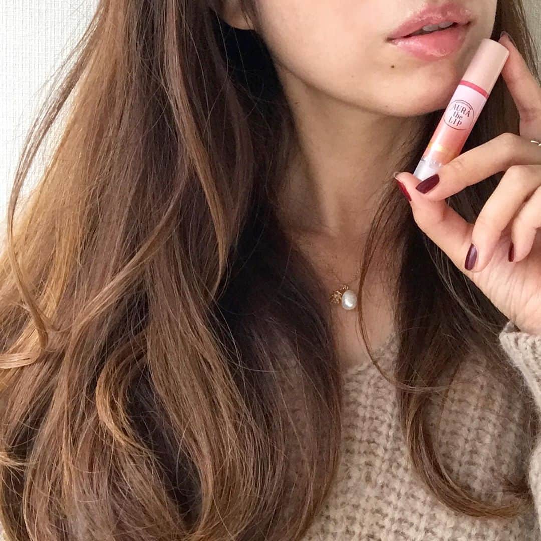 のインスタグラム：「* 💄💄💄 唇がほんのり色づいてふっくらボリュームアップする @rohto_official のAURA the LIP(オーラザリップ)❤︎ * 温感成分で塗った直後からじんわり温かくなって、みずみずしく潤った美唇に💋 * 年齢による唇の縦じわやくすみまで、ひと塗りでケアできるのも嬉しい👍✨ * 画像はこのリップを塗っただけ。 本当に自然な血色感とハリが出るんです😘 * 唇も顔の印象を決める大事なパーツの一つ❤︎ 日頃のケアでアンチエイジングもコツコツと…✨✨ * * * #beautycere #lipcare #lipgloss #lipcream #pr #オーラザリップ #ロート製薬 #エイジングケア #リップ #リップグロス #リップクリーム #リップメイク #リップケア #メンソレータム #コスメレポ #コスメレビュー #アンチエイジング効果 #美唇 #新作コスメ #新作コスメ2020 #アットコスメ #ゆるふわ巻き #ニットコーデ #プチプラコスメ #コスメ好きと繋がりたい #コスメ好きな人と繋がりたい #美容好きさんと繋がりたい #美容好きと繋がりたい #お気に入りコスメ #おすすめコスメ」