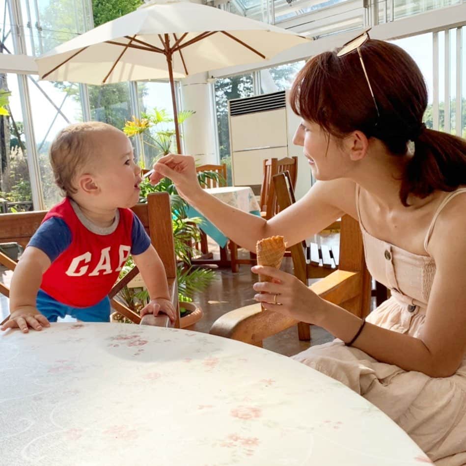 セーラのインスタグラム：「おデート的な♡  ちょっとだけアイスクリームあげちゃった😏  #デート　#アイスクリーム　#あーん　#親子」