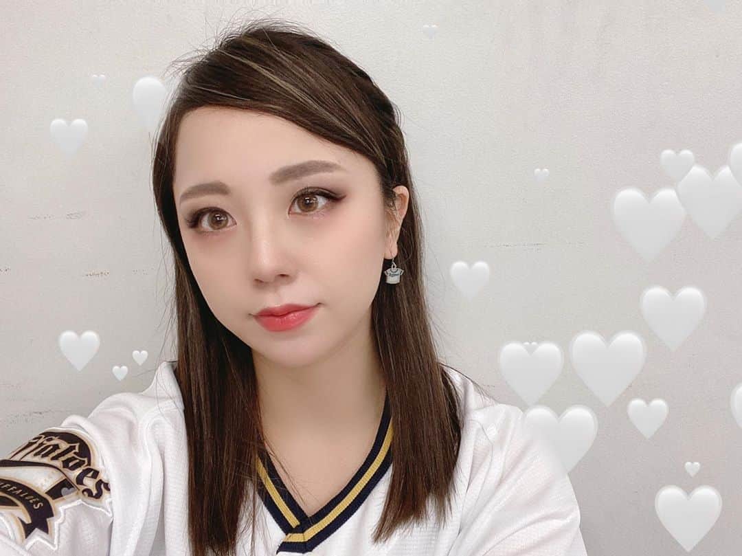 のインスタグラム：「友達に『お店でBsGirlsの「 Power 」が流れてるよ〜😊』って言われてめっちゃ嬉しかった✨✨ . . 明日10/1(木)は「誇り高き闘将～西本幸雄メモリアルゲーム～」が開催されます。 . . 昨日、おうち観戦だった方はもしかしたら観てくださったかもしれないですが、実は5回裏終了時にREINAと一緒にイベント告知をさせていただきました😊 . . . 本日 #埼玉西武ライオンズ  18:00 PLAYBALL🔥🔥 予告先発投手は#増井浩俊 投手 球場でお待ちしております！！ . . . みなさま良い一日をお過ごしください♥️ . . . #オリックス #オリックスバファローズ #bs2020 #BsGirls #ina_355 #orix #buffaloes #baseball #オリ姫 #プロ野球 #パリーグ #野球#野球好きな人と繋がりたい #野球好き #野球観戦 #野球女子#プロ野球チア #チア #프로야구 #フォロー #フォロー歓迎 #ハイライト #ハイライトカラー #ヘアカラー #ユニフォーム #ユニフォーム女子 #西武ライオンズ」